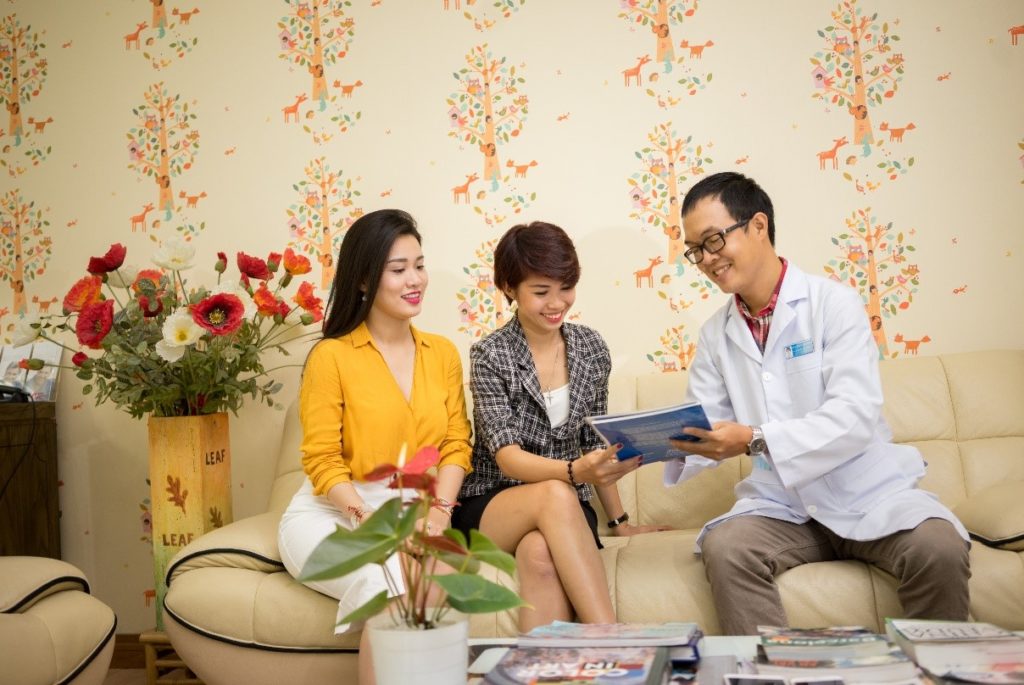 bac si nha khoa lan anh tu van cho benh nhan