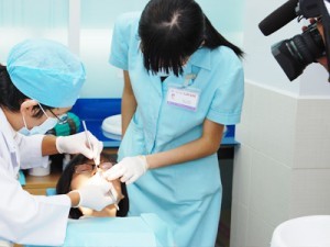 Co gai xau xi di chinh nha