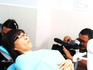 chuan bi quay phim trong nha khoa