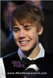 Justin Bieber dung khay chinh nha